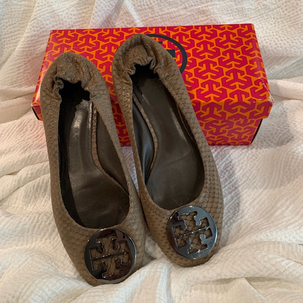 Tory Burch flats size 9. Comes with box but not original.